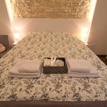 Cozy Old Town Apartment - Free Minibar Bukares Bagian luar foto