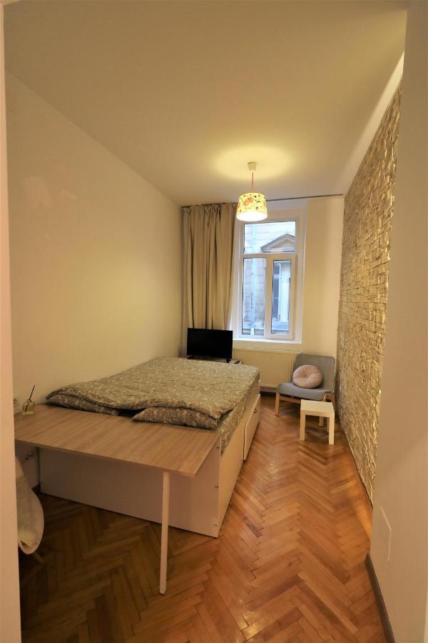 Cozy Old Town Apartment - Free Minibar Bukares Bagian luar foto