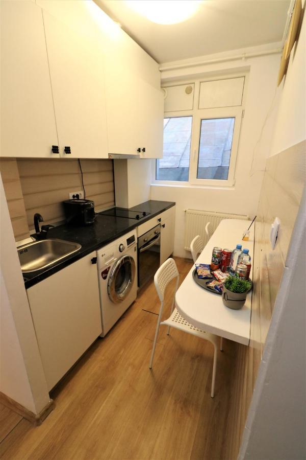 Cozy Old Town Apartment - Free Minibar Bukares Bagian luar foto