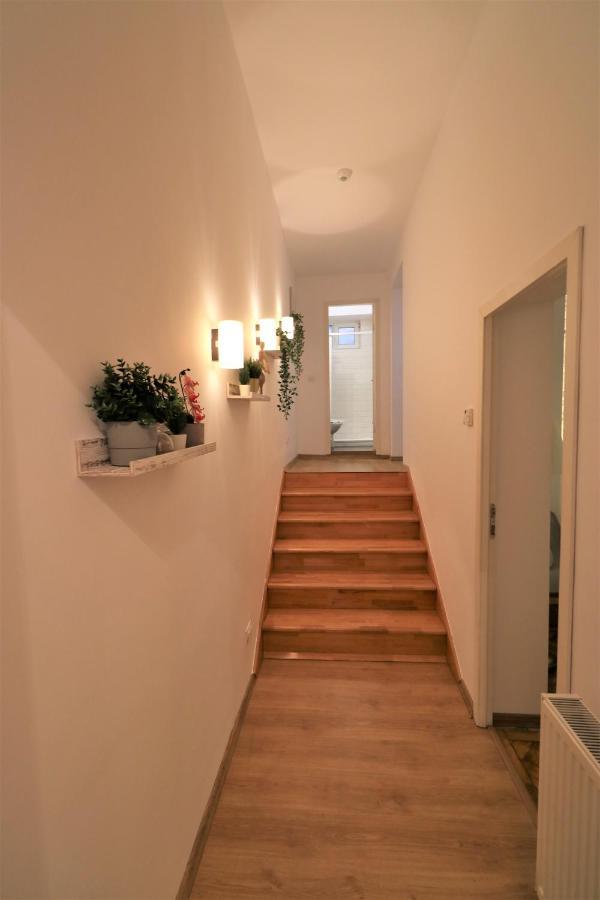 Cozy Old Town Apartment - Free Minibar Bukares Bagian luar foto