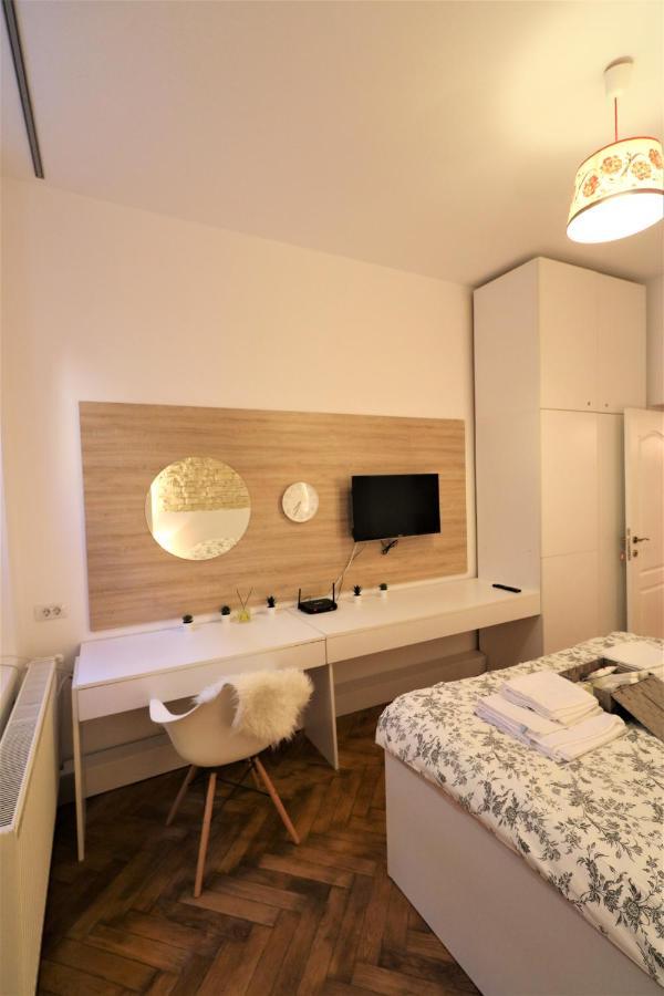 Cozy Old Town Apartment - Free Minibar Bukares Bagian luar foto