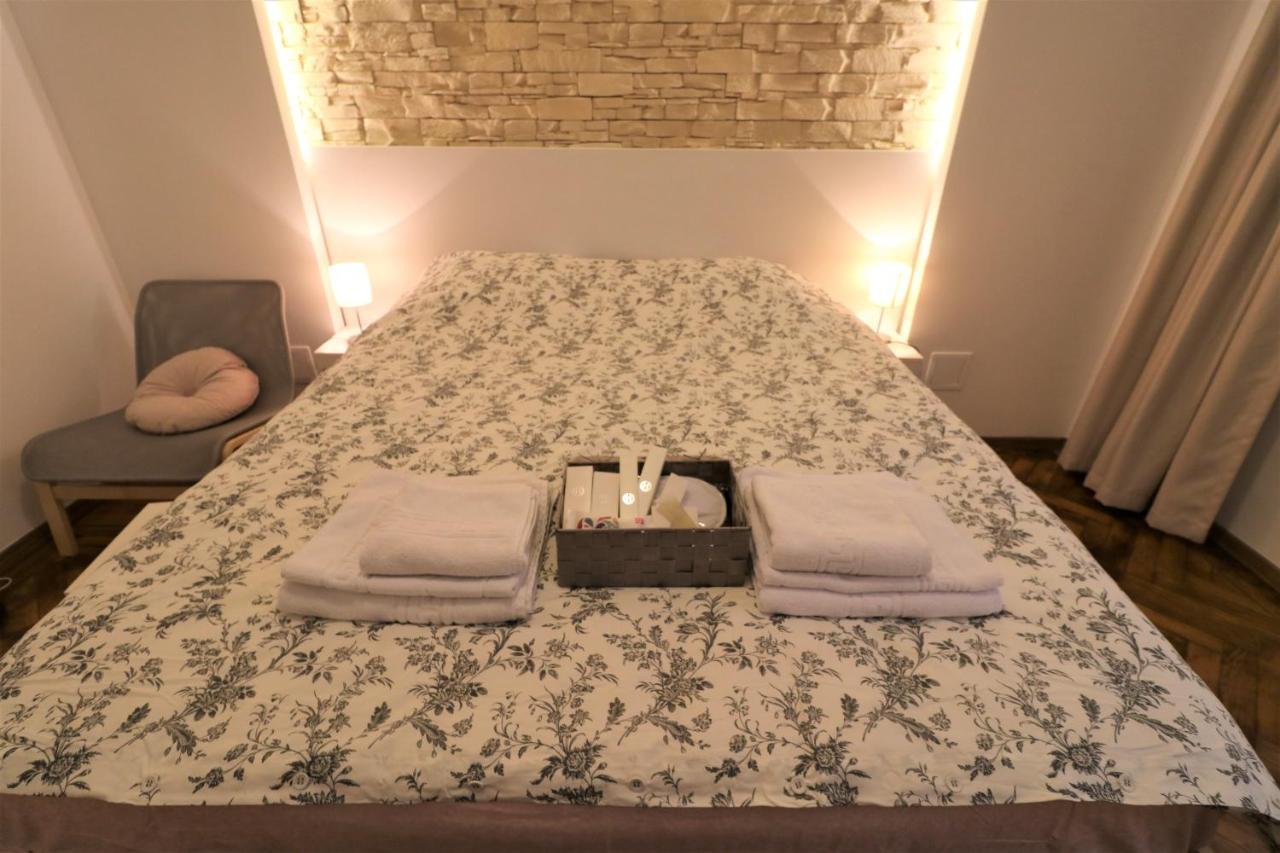 Cozy Old Town Apartment - Free Minibar Bukares Bagian luar foto
