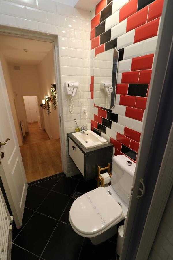 Cozy Old Town Apartment - Free Minibar Bukares Bagian luar foto